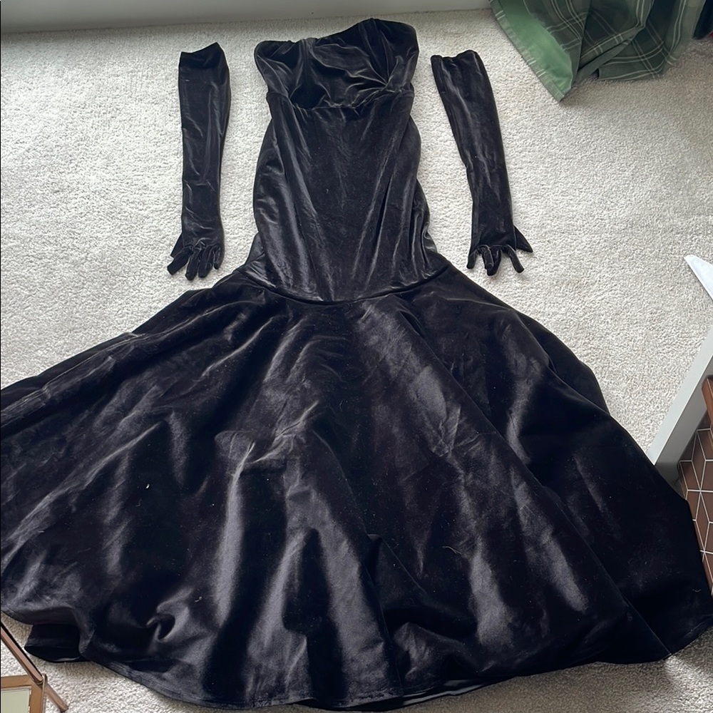 Black Sweetheart Neckline Sleeveless Gown